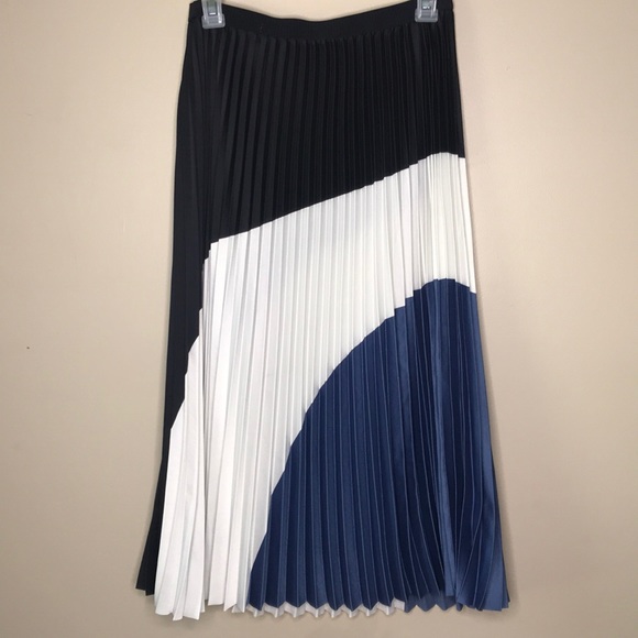 H&M Dresses & Skirts - H&M asymmetrical pattern pleated skirt